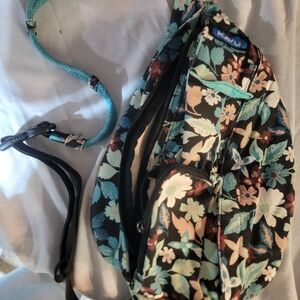 KAVU Women's Floral Sling Bag - Black and Blue